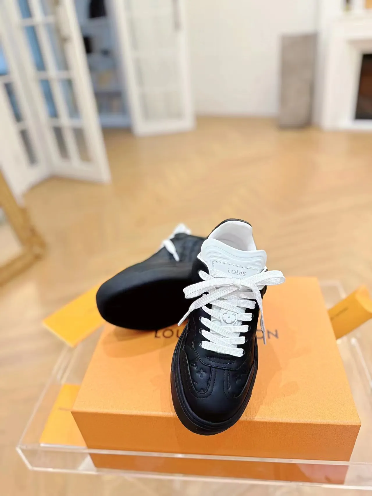 👟👟Ex-factory price 620👟👟Men's size +10 Same style for men and women🔥🔥𝐋𝐕 𝐃𝐢𝐬𝐜𝐨𝐯𝐞𝐫𝐲 2024 new sports shoes thick sole casual ❗️❗️ original purchase development and production LV Discovery lace-up shoes were unveiled at Louis Vuitton's fourth show. They are made of technical mesh fabric and metallic synthetic materials to create a streamlined design. Brand elements embellish the upper and lightweight rubber outsole, with technical shoelaces. Fabric: Original imported cowhide + technology mesh Inner lining: Original customized breathable mesh Sole: Original molded ultra-light rubber foam material Bottom thickness: 5.5CM Size: Women's 35-41 (41 customized), Men's 39-46, (45-46 customized)